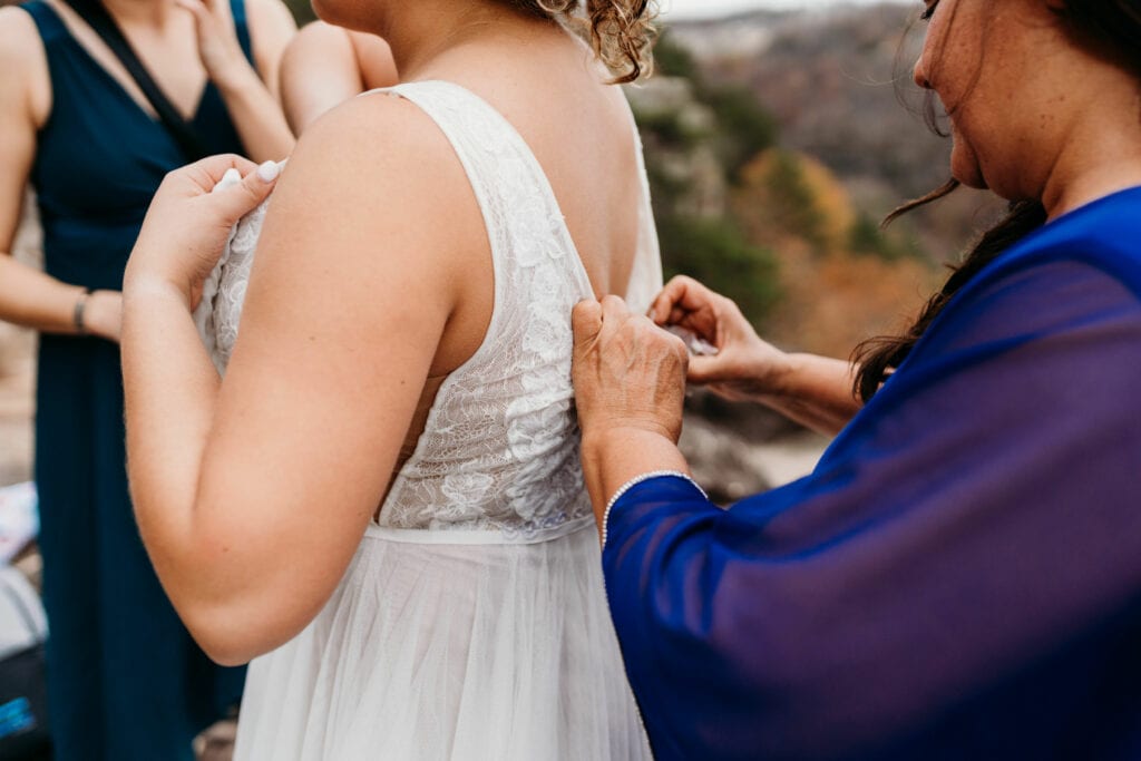 Getting ready elopement photos in Chattanooga 