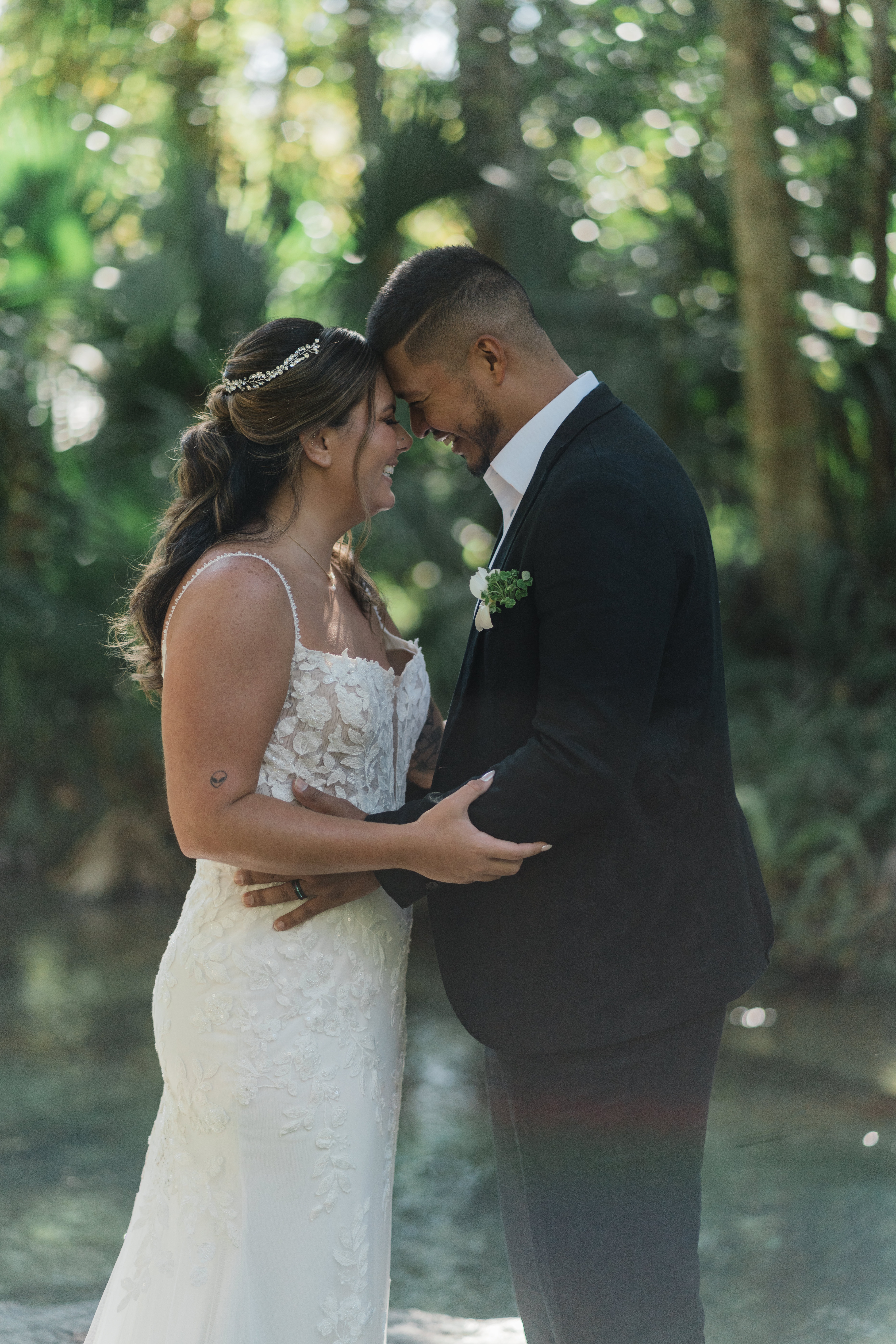elopement couple kissing during their florida springs elopement