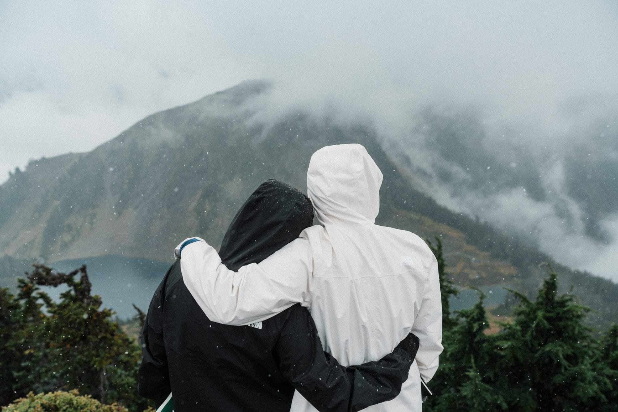 elopement couple at Winchester Mountain Fire Lookout