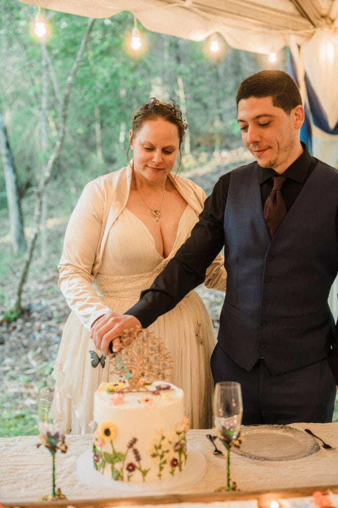 elopement couple cutting cake